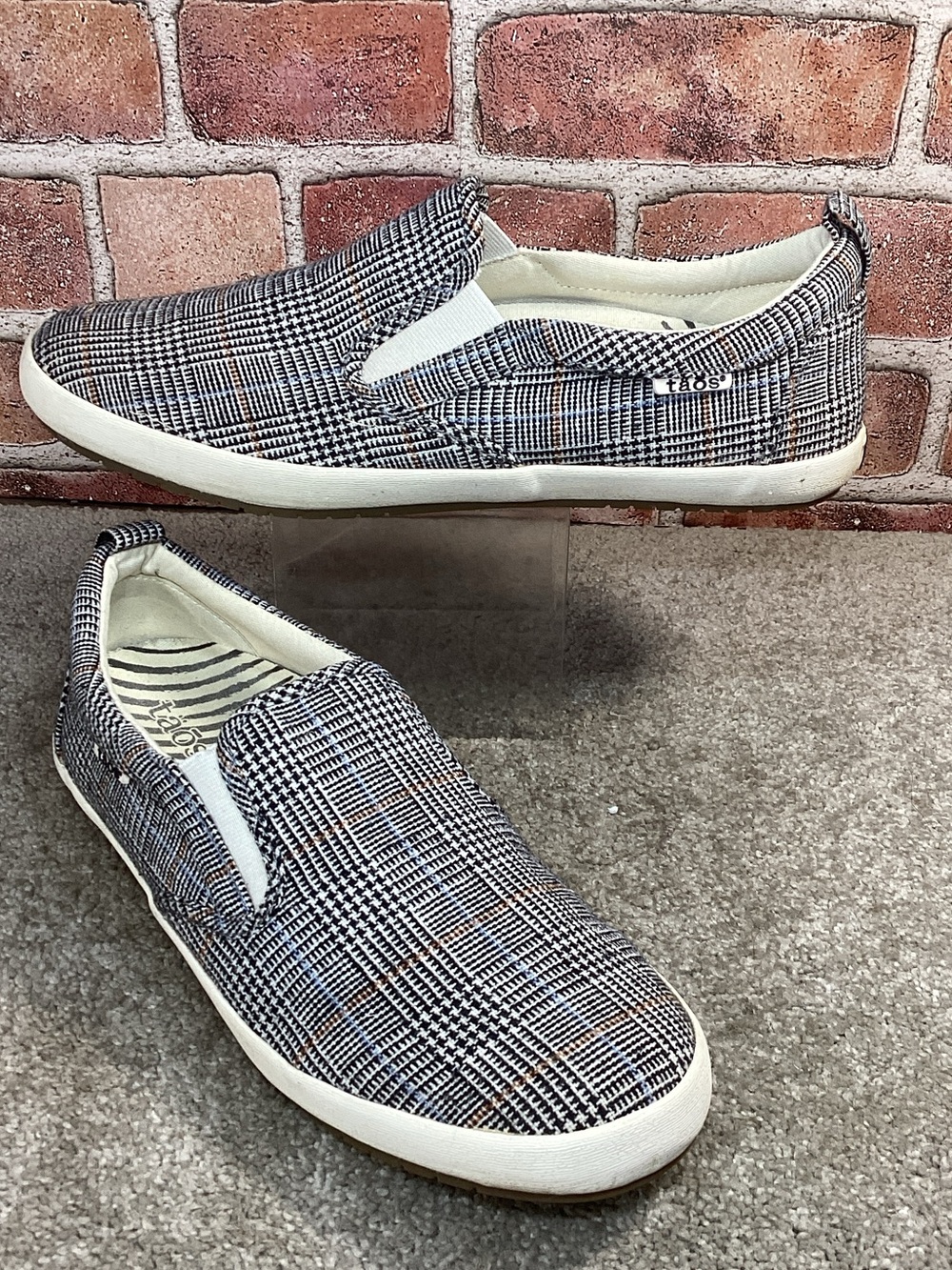 Taos Dandy womens slip on casual sneakers size 11